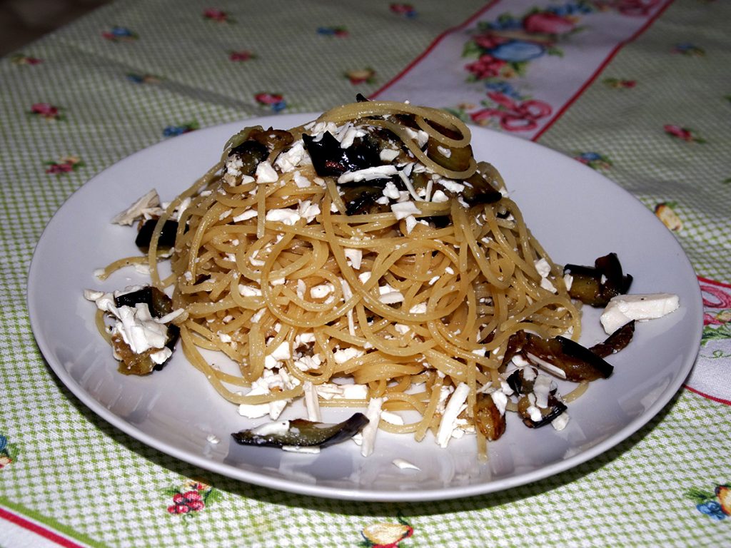Spaghetti mit Auberginen und Ricotta-Käse - Schritt 10
